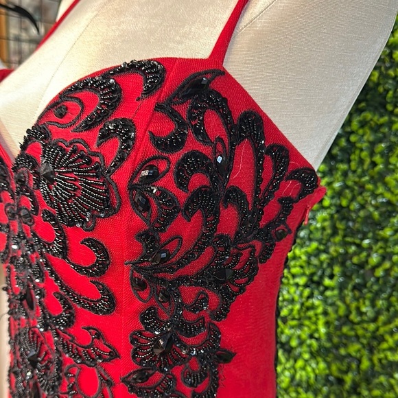 Elegant Red and Black Evening Gown Size 15 16 - Picture 9 of 17